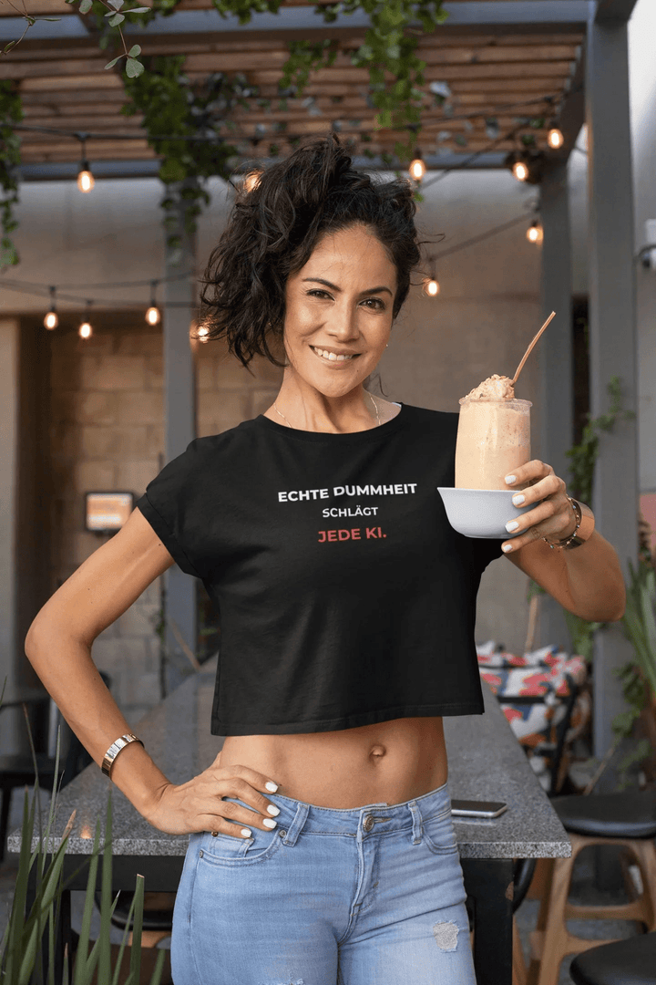 Klare Ansage: Echte Dummheit schlägt jede KI – Unisex Shirt - KlareAnsage