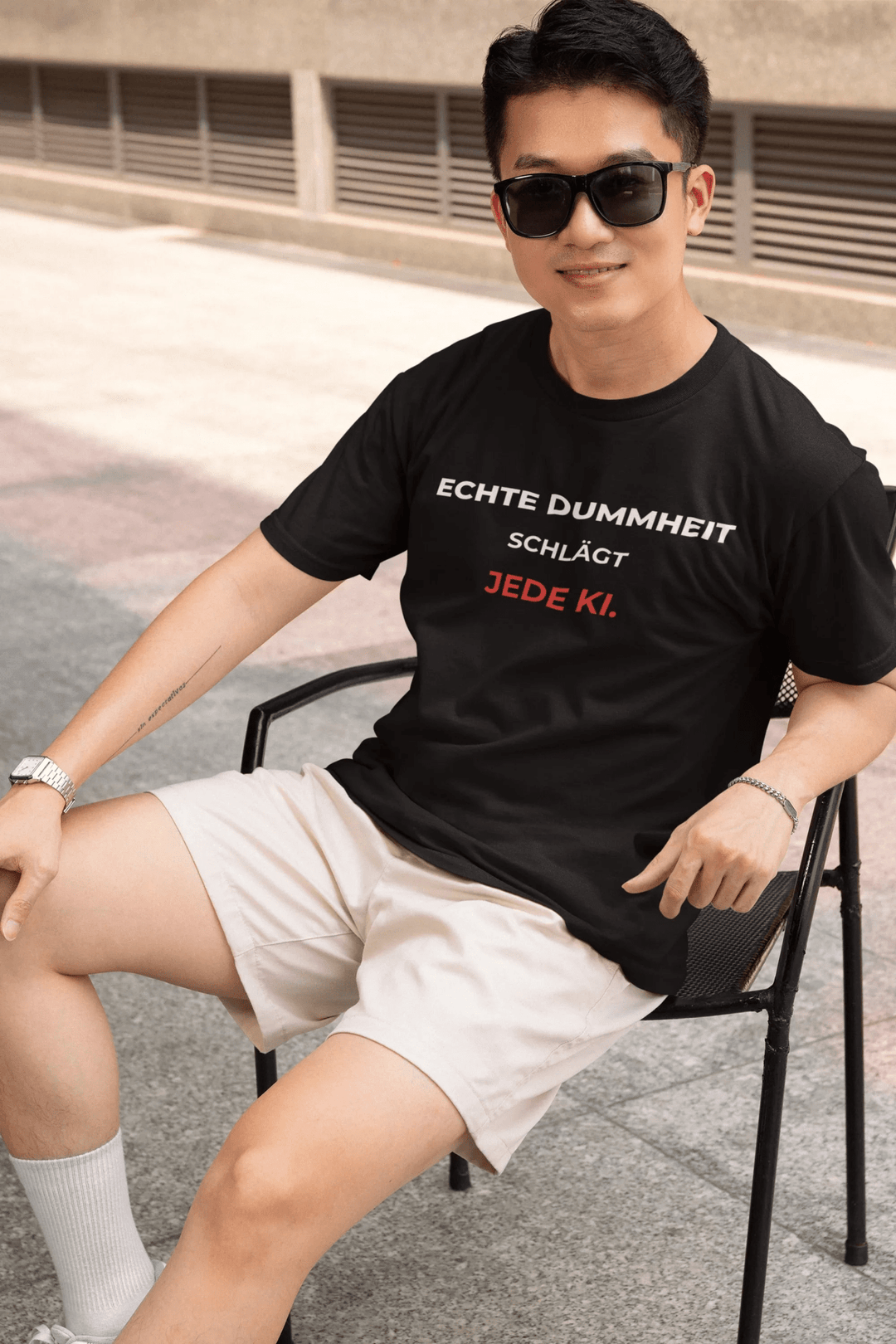 Klare Ansage: Echte Dummheit schlägt jede KI – Unisex Shirt - KlareAnsage