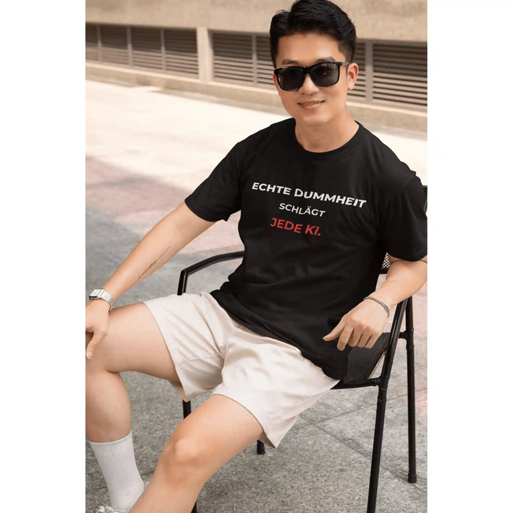 Klare Ansage: Echte Dummheit schlägt jede KI – Unisex Shirt - KlareAnsage