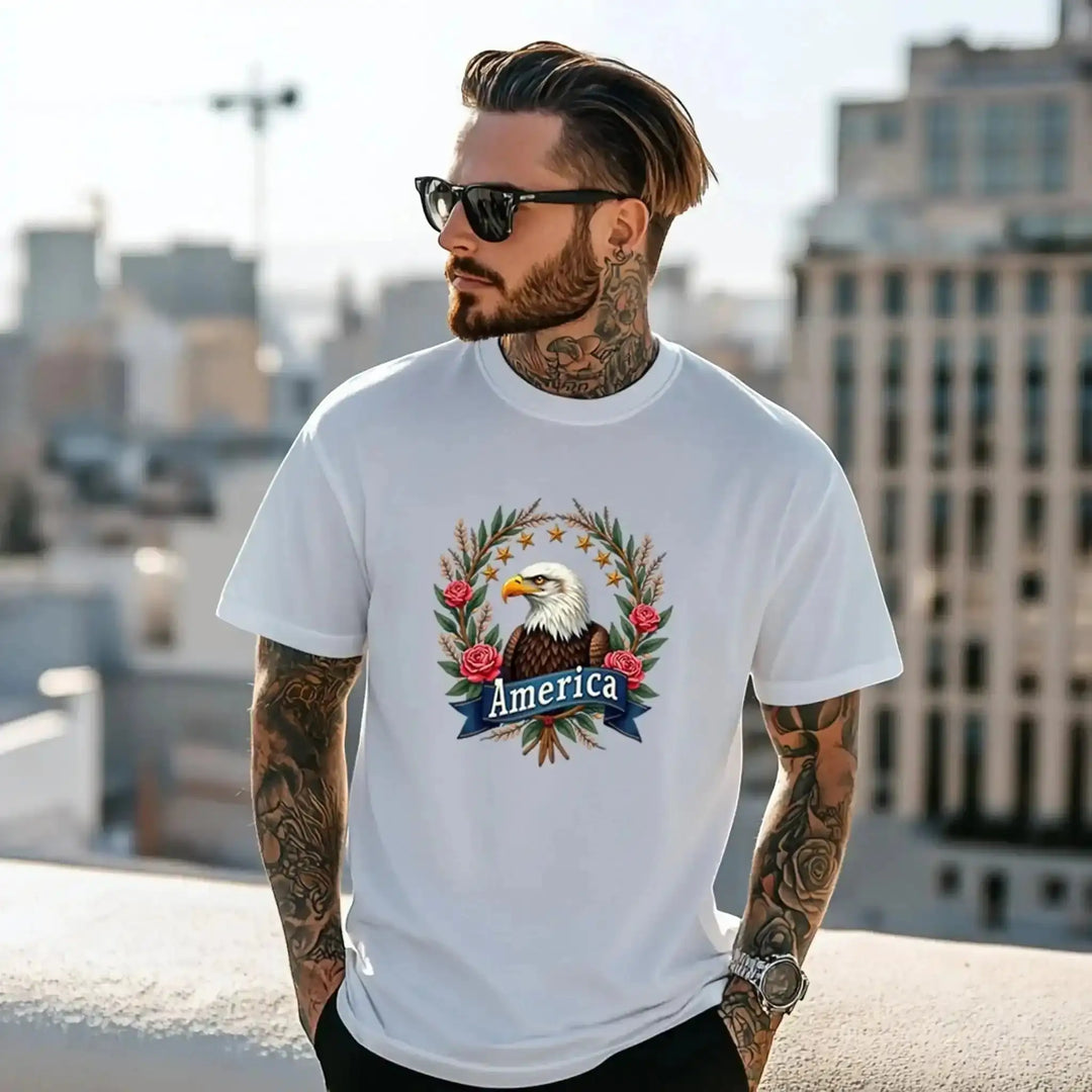 KlareAnsage T-Shirt aus Baumwolle mit floralem American Eagle Motiv und America Schriftzug an einem tätowierten Mann