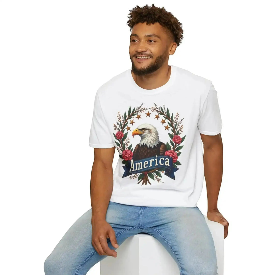KlareAnsage T-Shirt in Weiß mit floralem American Eagle Aufdruck, getragen von einem Mann auf einem weißen Würfel.