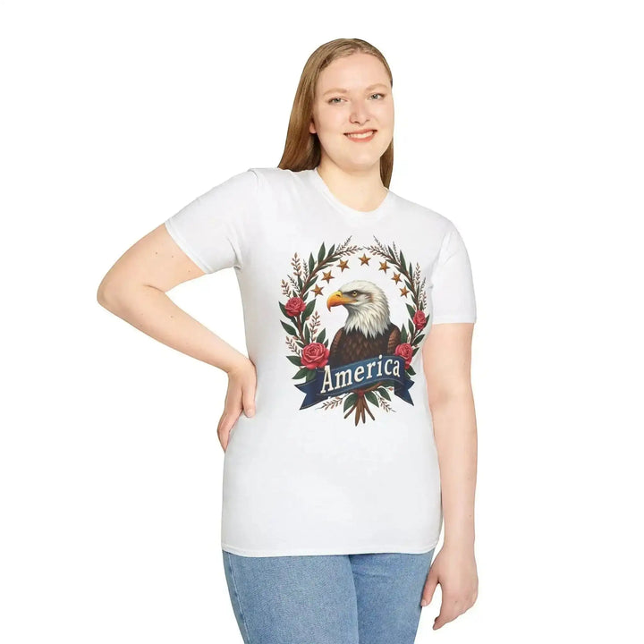 KlareAnsage T-Shirt in Weiß aus Baumwolle mit floralem American Eagle Motiv und America Schriftzug an einer Frau