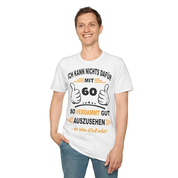 KlareAnsage weißes T-Shirt für den 60. Geburtstag mit lustigem Spruch und Daumen hoch Motiv an einem lächelnden Mann