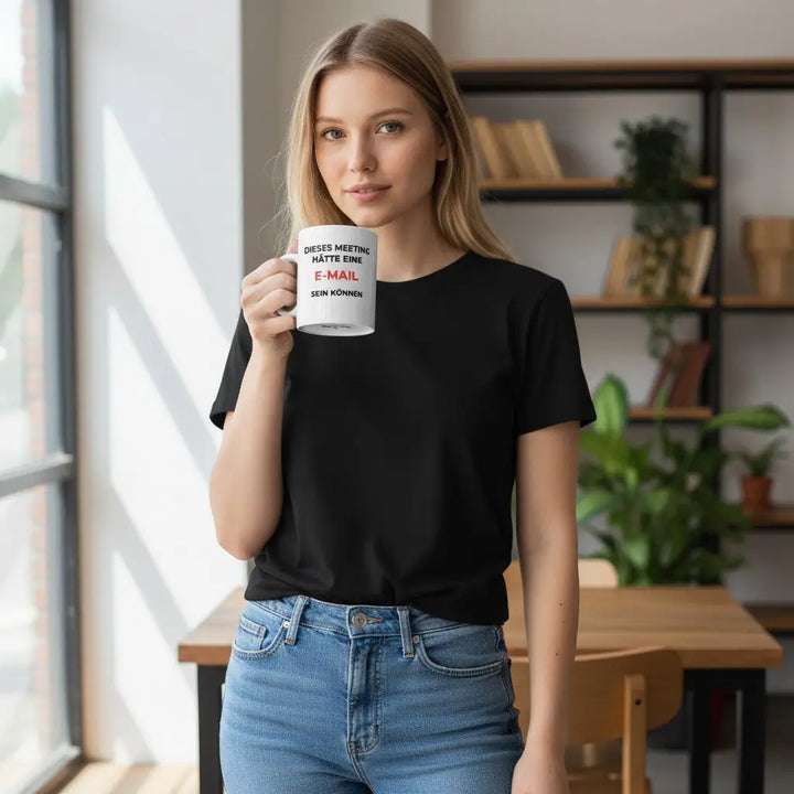 KlareAnsage Keramiktasse mit Spruch Dieses Meeting hätte eine E-Mail sein können, gehalten von einer jungen Frau.