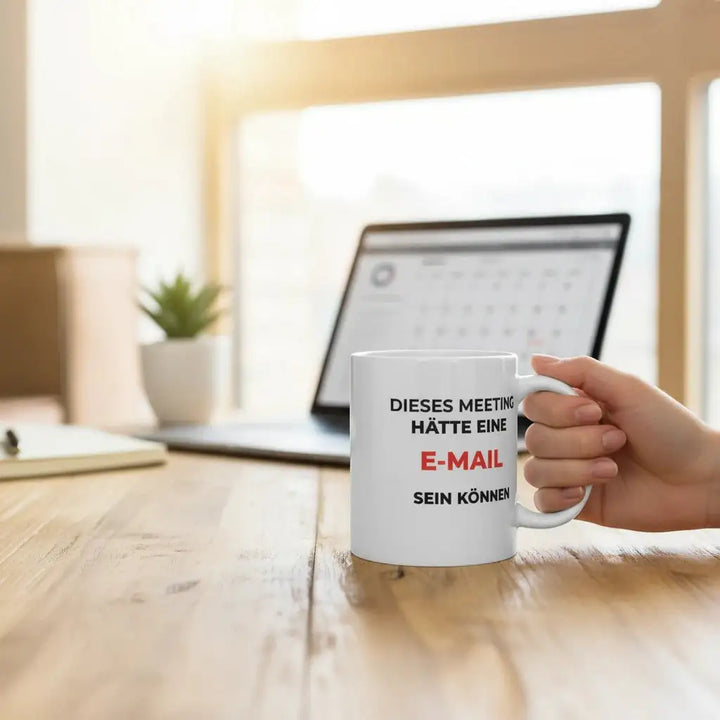 KlareAnsage Keramiktasse mit dem Aufdruck Dieses Meeting hätte eine E-Mail sein können in einer Büroumgebung