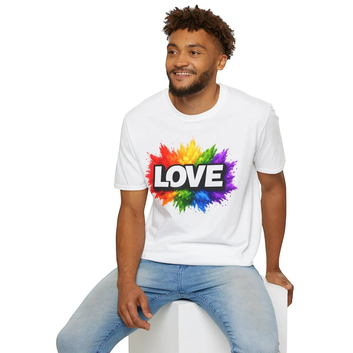 KlareAnsage Unisex T-Shirt in Weiß mit LOVE Schriftzug und buntem Regenbogen-Farbspritzer-Print auf der Brust