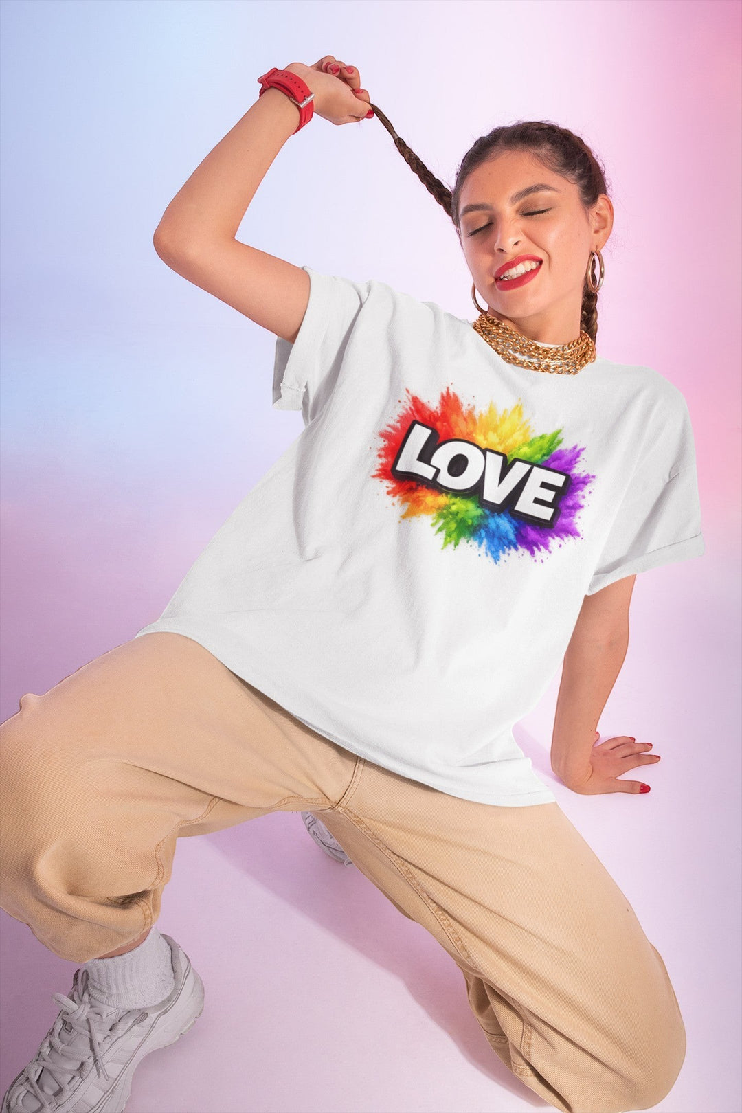 KlareAnsage Unisex T-Shirt in Weiß mit buntem LOVE Regenbogen-Print auf der Brust, getragen von einer Frau.
