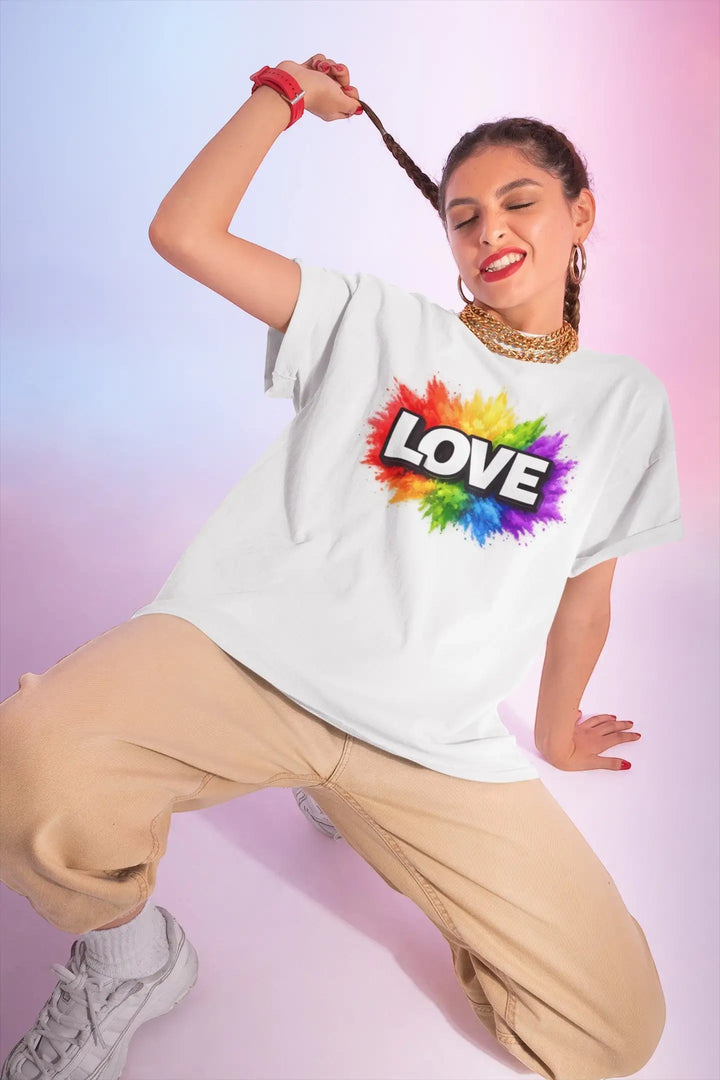 KlareAnsage Unisex T-Shirt in Weiß mit buntem LOVE Regenbogen-Print auf der Brust, getragen von einer Frau.