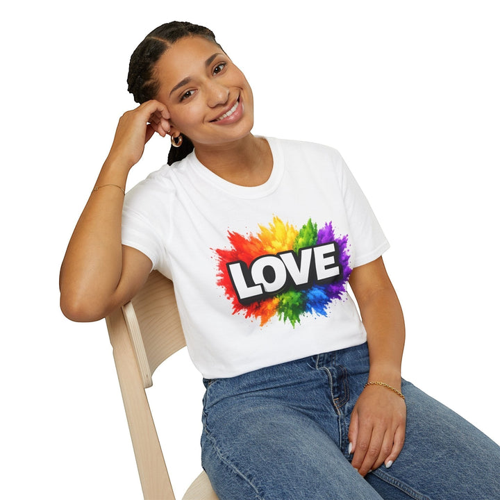 KlareAnsage Unisex T-Shirt in Weiß mit LOVE Regenbogen-Print auf der Brust, getragen von einer lächelnden Frau.