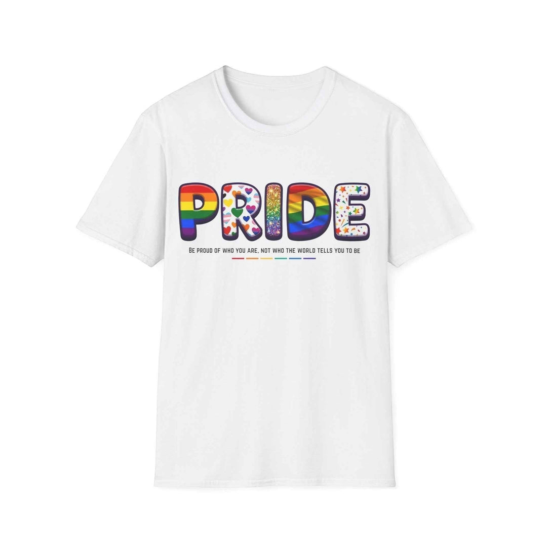 KlareAnsage Pride T-Shirt aus Baumwolle in Weiß mit buntem Regenbogen-Schriftzug und Herz- sowie Sternmuster.