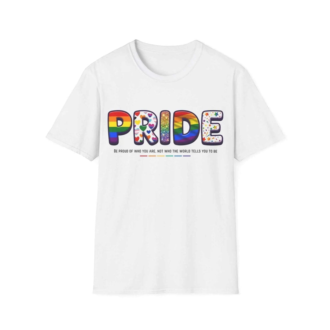 KlareAnsage Pride T-Shirt aus Baumwolle in Weiß mit buntem Regenbogen-Schriftzug und Herz- sowie Sternmuster.