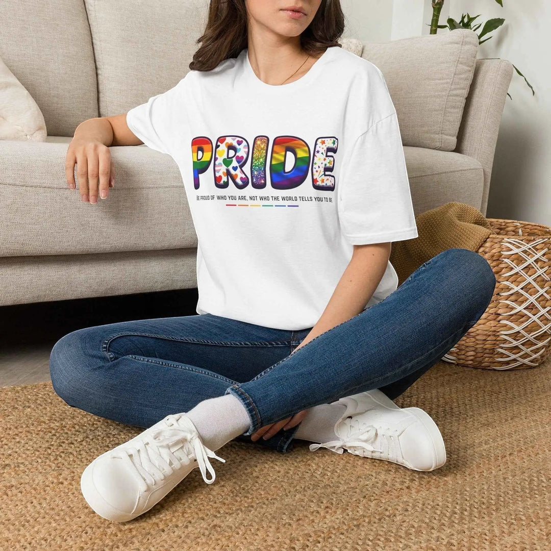 KlareAnsage Pride T-Shirt aus Baumwolle mit buntem Regenbogen-Schriftzug und Herz-Motiven an einer Frau