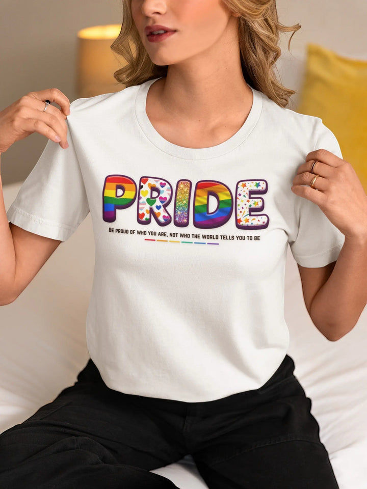 KlareAnsage Pride T-Shirt aus Baumwolle mit buntem Regenbogen-Schriftzug und Herz-Motiv an einer Frau