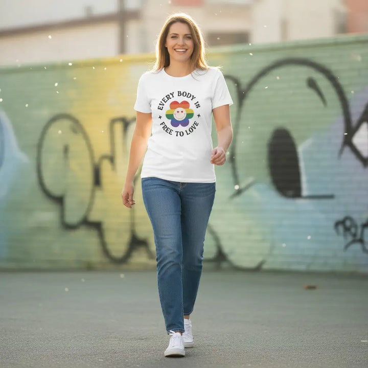 KlareAnsage T-Shirt mit Regenbogen-Blumen-Print und Schriftzug Every Body Is Free To Love an einer lächelnden Frau