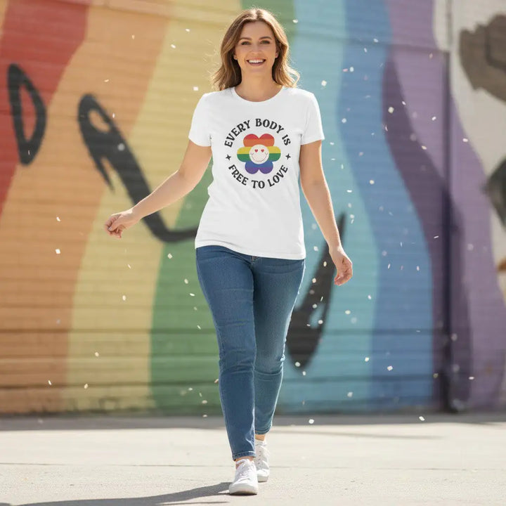 KlareAnsage T-Shirt mit Regenbogen-Blumen-Print und Botschaft Jeder Mensch ist frei zu lieben an einer Frau