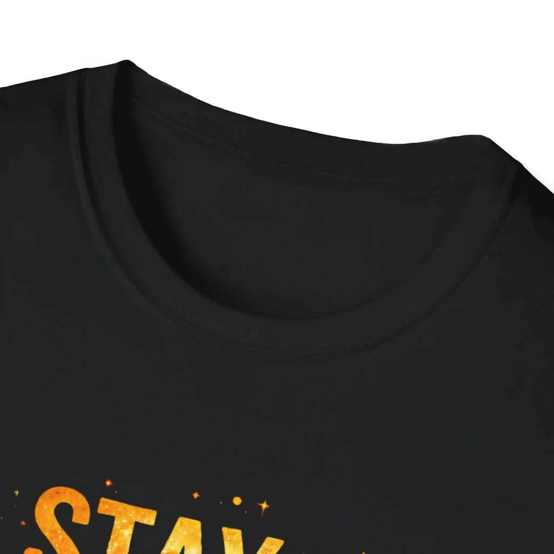 KlareAnsage schwarzes Baumwoll-T-Shirt mit Stay-Schriftzug in Orange, Rosa und Violett