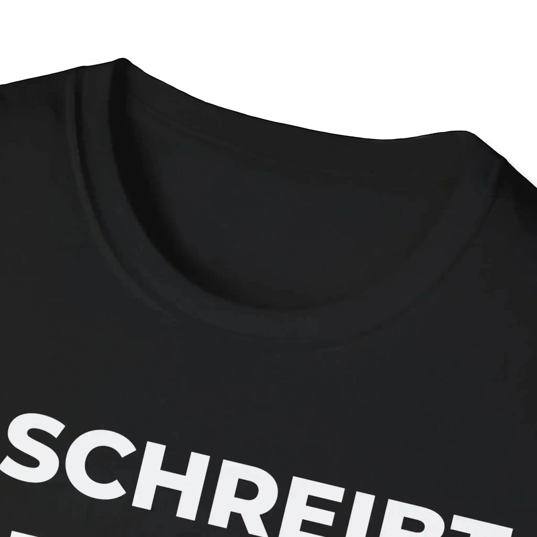 Nahaufnahme von Kragen und Schriftzug „Schreibt“ auf schwarzem T-Shirt mit KI-Statement
