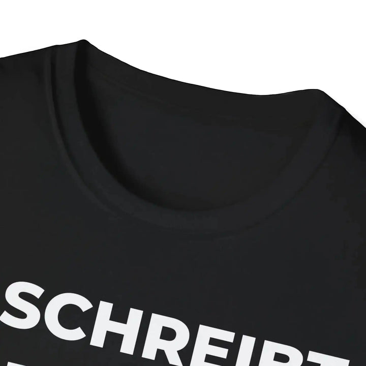 Nahaufnahme von Kragen und Schriftzug „Schreibt“ auf schwarzem T-Shirt mit KI-Statement