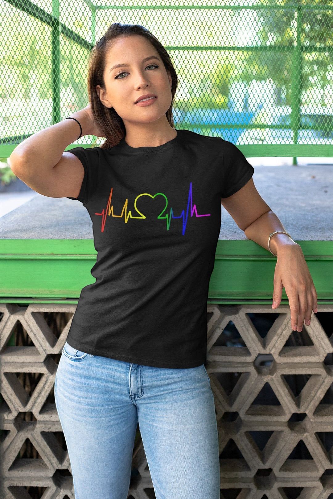 KlareAnsage Pride T-Shirt in Schwarz mit buntem Regenbogen-EKG-Herzschlag-Print an einer Frau
