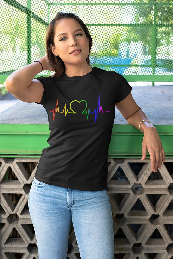 KlareAnsage Pride T-Shirt in Schwarz mit buntem Regenbogen-EKG-Herzschlag-Print an einer Frau