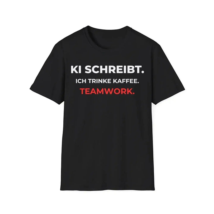Schwarzes T-Shirt mit Spruch „KI schreibt. Ich trinke Kaffee. Teamwork.“ als Flatlay-Produktfoto von vorne