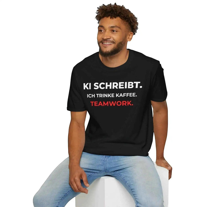 KlareAnsage schwarzes T-Shirt mit weißem und rotem Aufdruck KI schreibt Ich trinke Kaffee Teamwork an einem Model