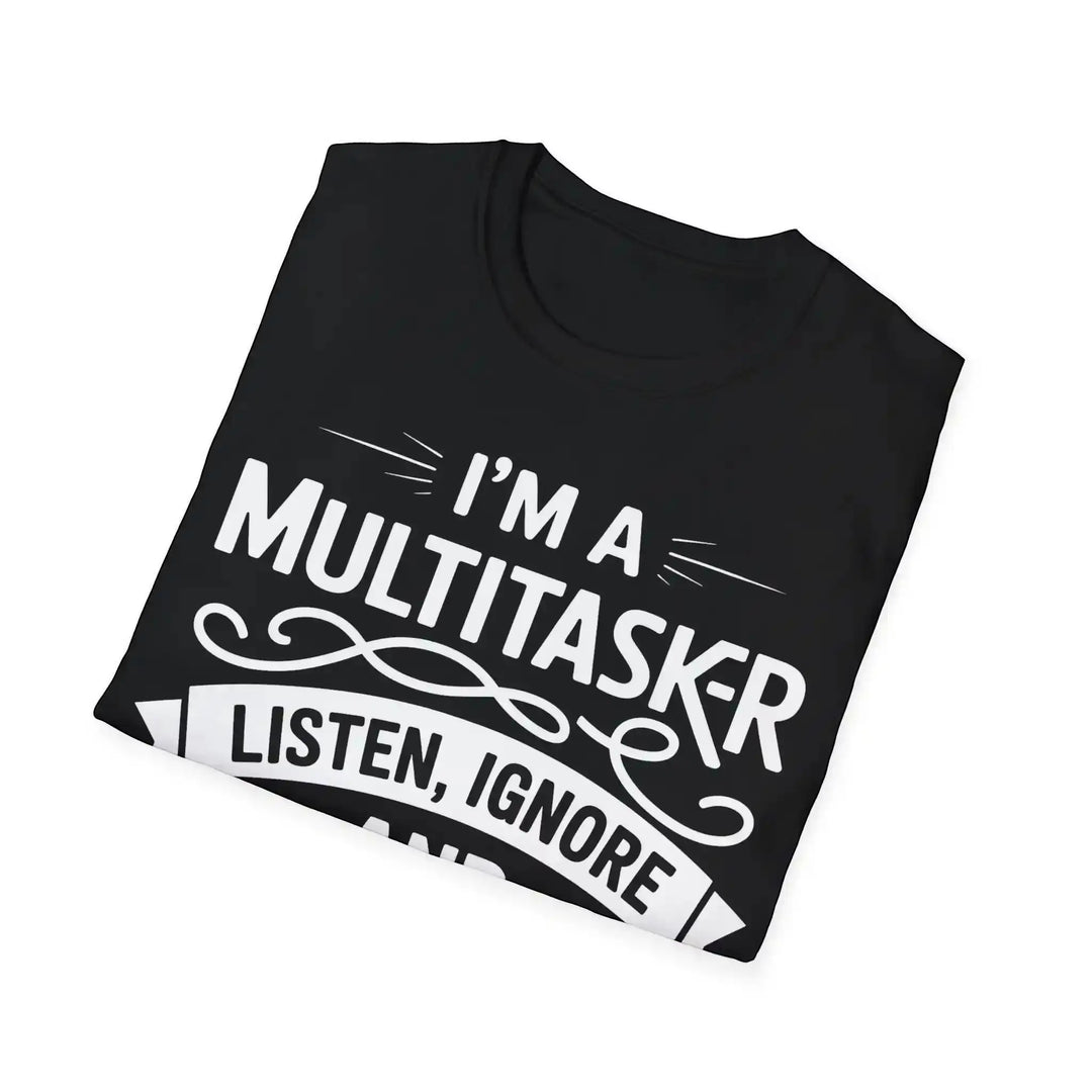 Zusammengelegtes schwarzes Multitasker-T-Shirt, diagonal drapiert vor weißem Hintergrund.