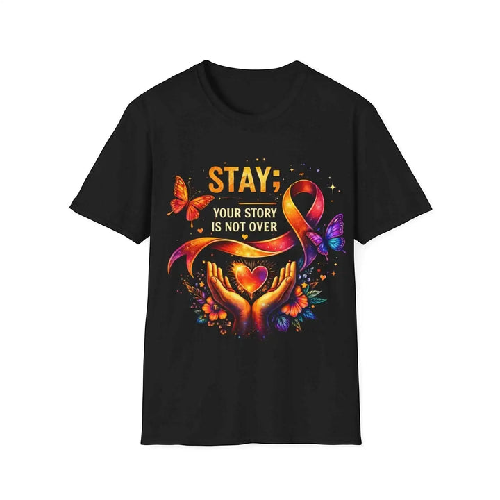 Schwarzes KlareAnsage Baumwoll-T-Shirt mit buntem Your Story Is Not Over Aufdruck, Herz, Schleife und Schmetterlingen.