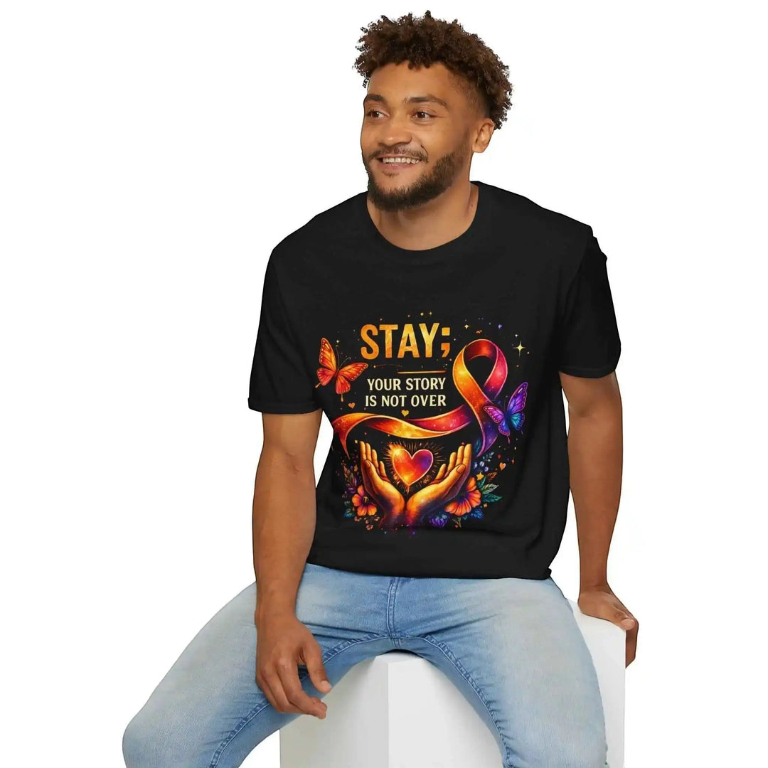 KlareAnsage T-Shirt in Schwarz mit buntem Your Story Is Not Over Aufdruck, getragen von einem lächelnden Mann.