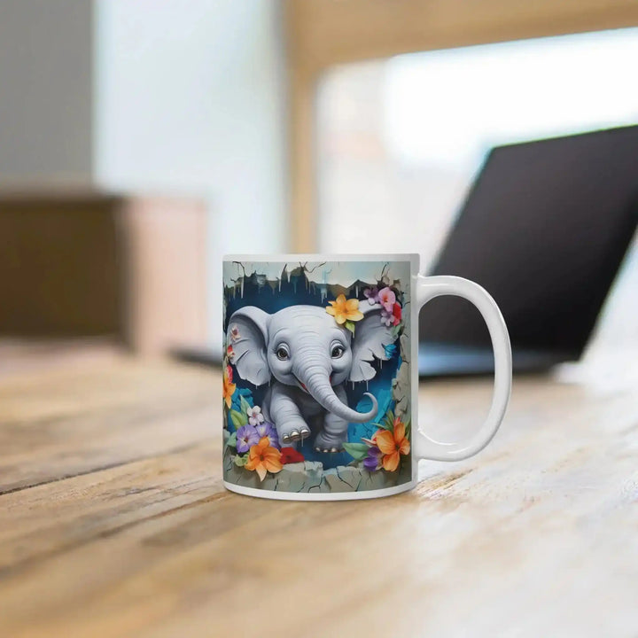 Elefanten-Tasse auf Holztisch mit unscharfem Laptop im Hintergrund, Lifestyle-Foto
