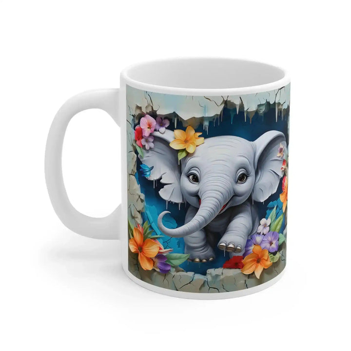 Baby-Elefant-Tasse in leicht gedrehter Ansicht mit Blick auf den weißen Henkel