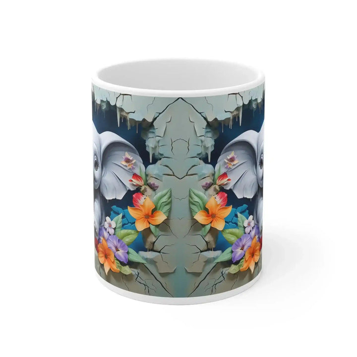 Rückseite der Elefanten-Tasse: Riss-Wand-Motiv mit Blumen läuft spiegelverkehrt um die Tasse