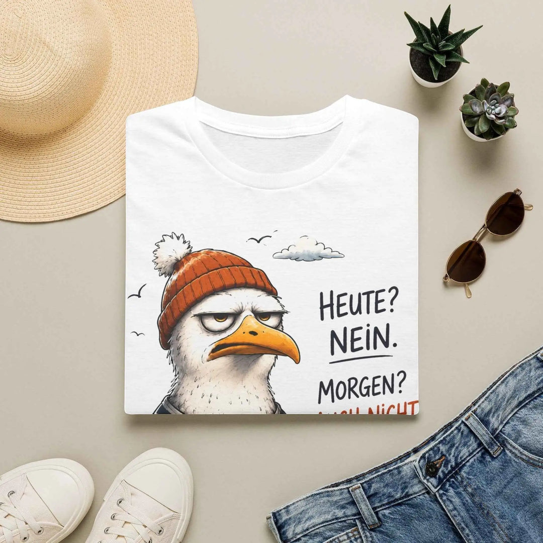 Weißes Damen-T-Shirt mit Möwen-Print als Flatlay zwischen Sonnenhut, Sonnenbrille, Turnschuhen und Jeans.