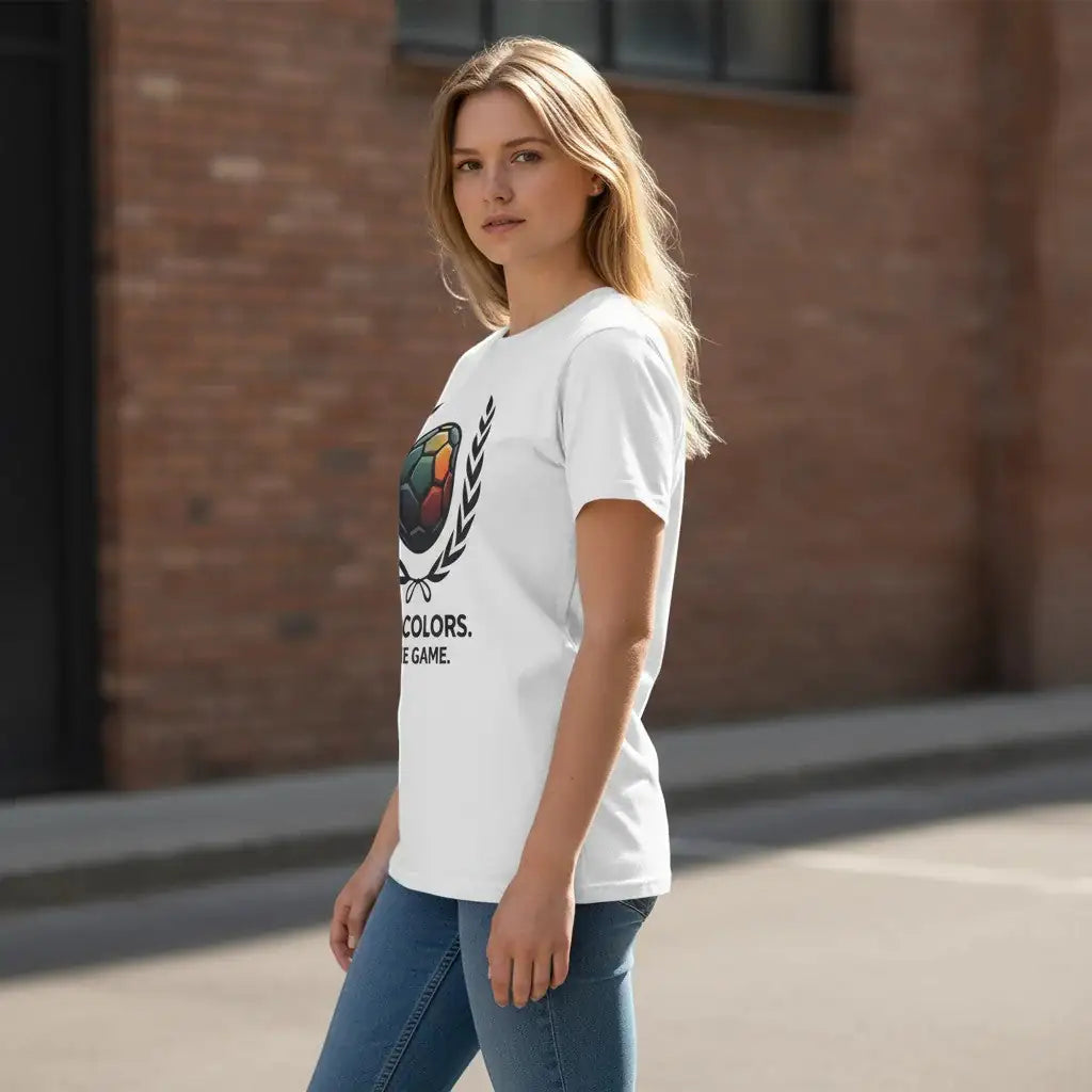 KlareAnsage weißes T-Shirt mit buntem Regenbogen-Fußball-Motiv und Lorbeerkranz an einer Frau im Freien