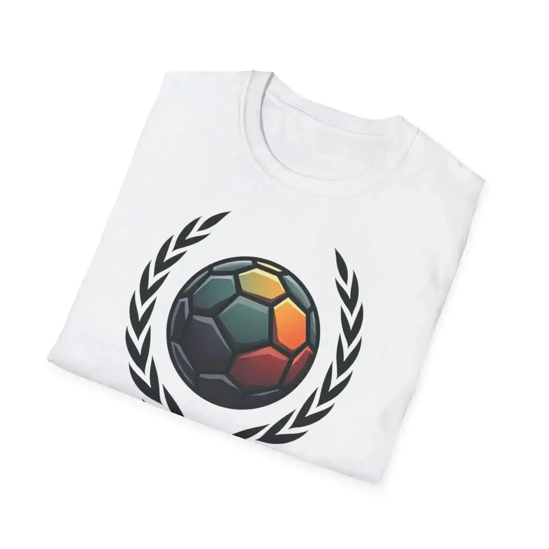 KlareAnsage weißes T-Shirt mit buntem Regenbogen-Fußball-Motiv und Lorbeerkranz für Vielfalt und Zusammenhalt