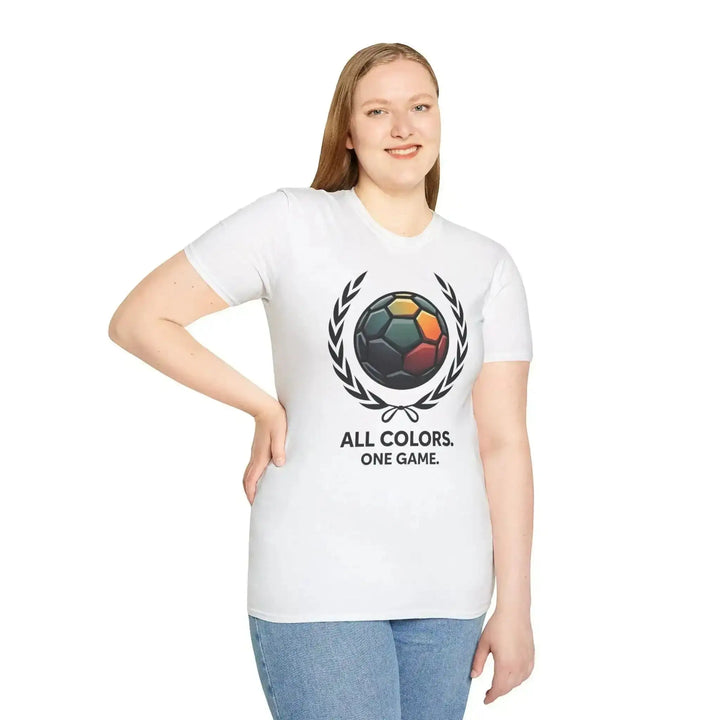KlareAnsage weißes T-Shirt mit buntem Fußball-Motiv und Lorbeerkranz für Vielfalt und Zusammenhalt