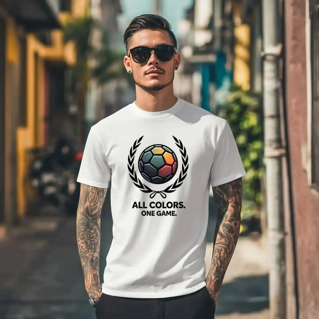 KlareAnsage weißes T-Shirt mit buntem Regenbogen-Fußball-Motiv und dem Schriftzug All Colors One Game an einem Mann