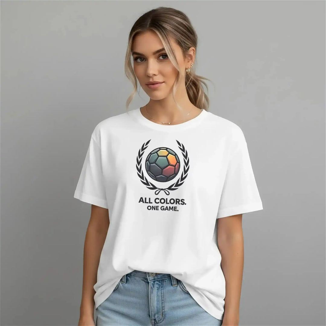 KlareAnsage weißes T-Shirt mit buntem Regenbogen-Fußball-Motiv und Schriftzug All Colors One Game an einer Frau