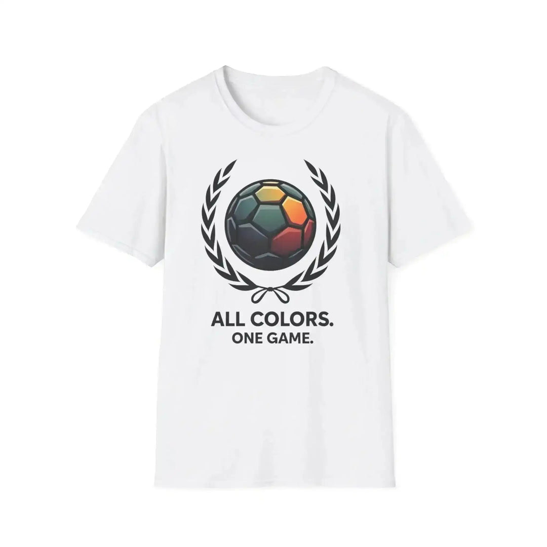KlareAnsage weißes T-Shirt mit buntem Fußball-Motiv, Lorbeerkranz und dem Schriftzug All Colors One Game