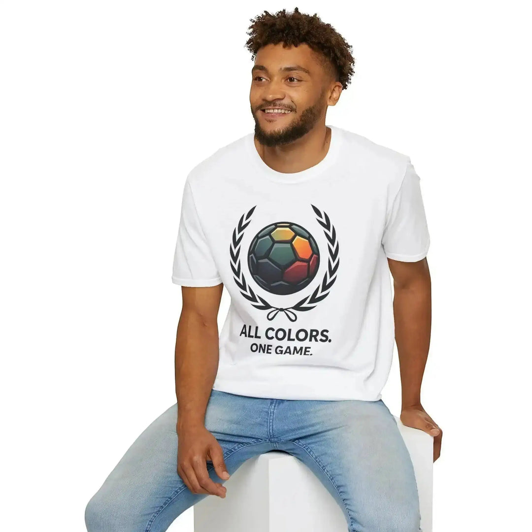 KlareAnsage weißes T-Shirt mit buntem Fußball-Motiv und All Colors One Game Schriftzug an einem lächelnden Model