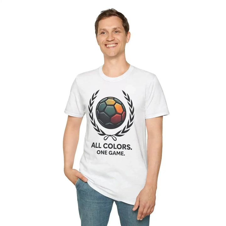 KlareAnsage weißes T-Shirt mit buntem Regenbogen-Fußball-Motiv und dem Schriftzug All Colors One Game