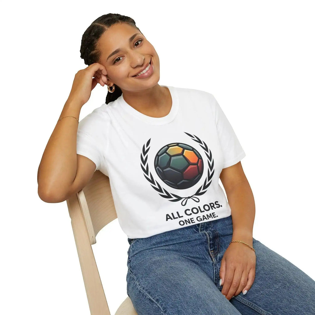 KlareAnsage weißes T-Shirt mit buntem Fußball-Motiv und dem Schriftzug All Colors One Game an einer lächelnden Frau