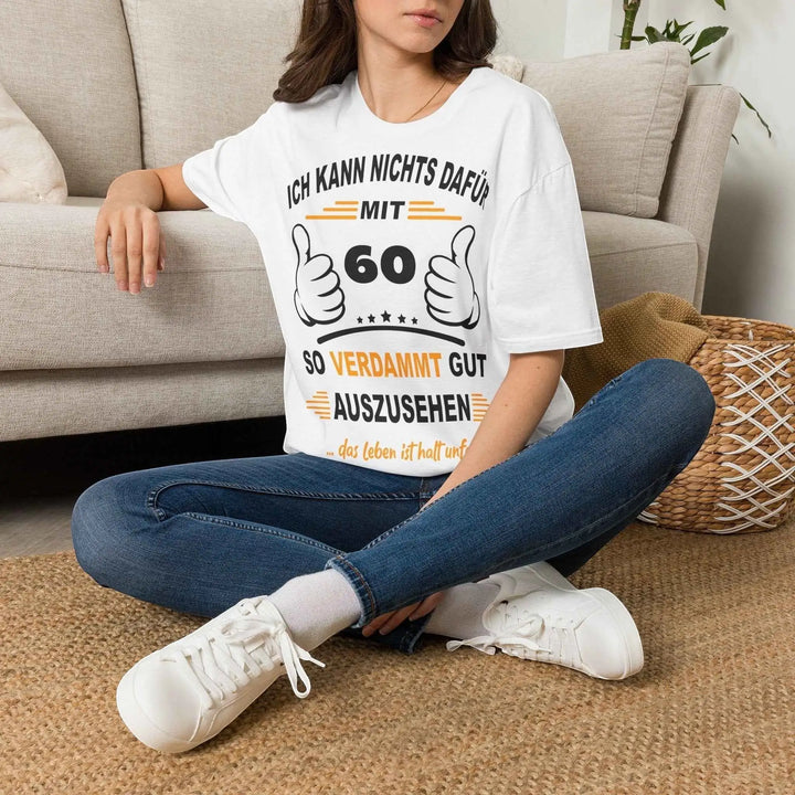 KlareAnsage weißes T-Shirt mit lustigem 60. Geburtstag Spruch, getragen von einer Frau auf einem Sofa.