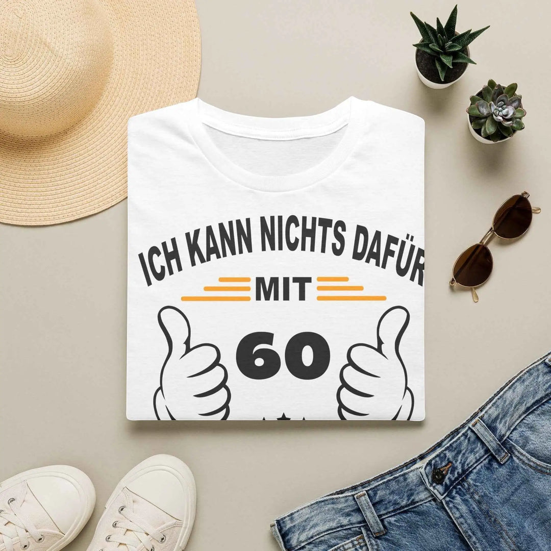 KlareAnsage weißes T-Shirt mit lustigem 60. Geburtstag Spruch und Daumen hoch Grafik auf flachem Untergrund