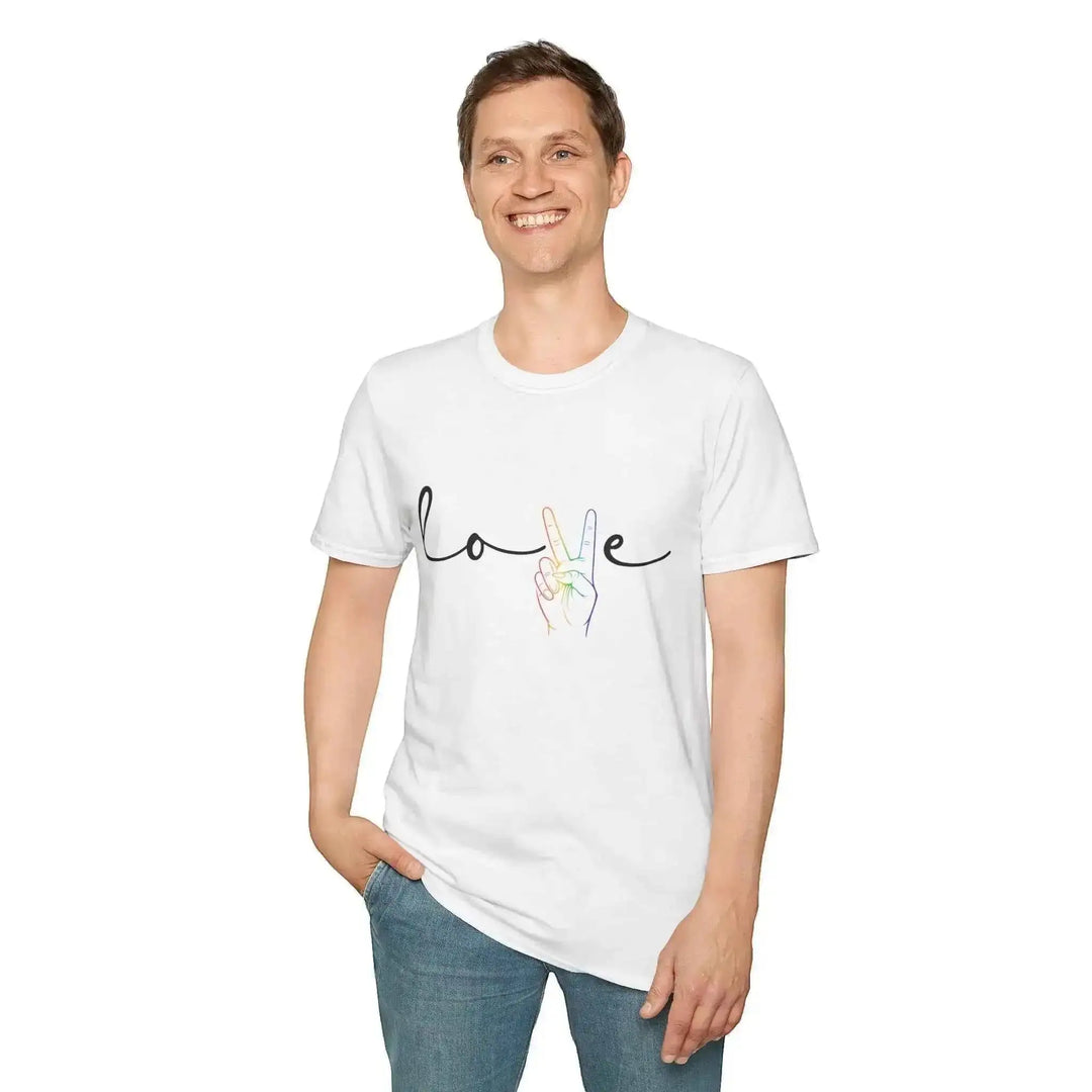 Ein Mann trägt das weiße KlareAnsage Love Peace T-Shirt mit schwarzem Schriftzug und bunter Peace-Hand-Grafik.