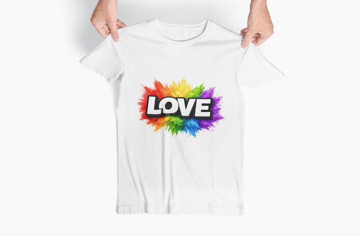 KlareAnsage Unisex T-Shirt in Weiß mit LOVE Schriftzug und buntem Regenbogen-Farbexplosion-Print auf der Brust