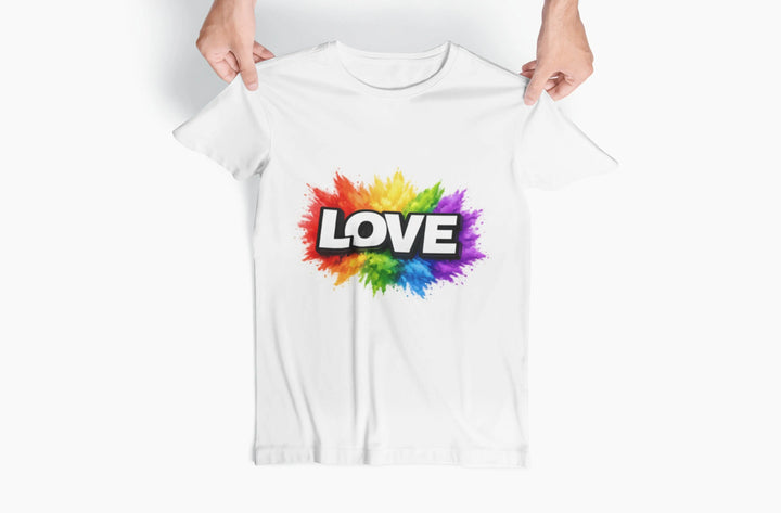 KlareAnsage Unisex T-Shirt in Weiß mit LOVE Schriftzug und buntem Regenbogen-Farbexplosion-Print auf der Brust