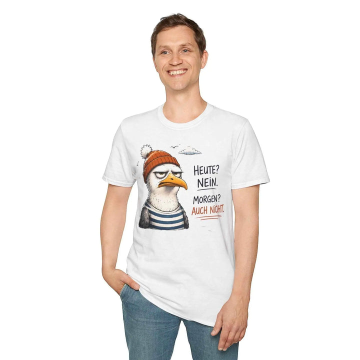 Lächelnder Mann steht mit einer Hand in der Hosentasche und trägt das weiße Möwen-Shirt vor weißem Hintergrund.