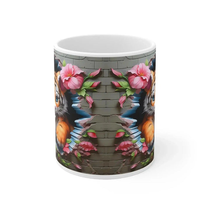 Rückseite des Tiger-Bechers: Ziegelwand-Motiv mit Blüten läuft nahtlos um die Tasse herum