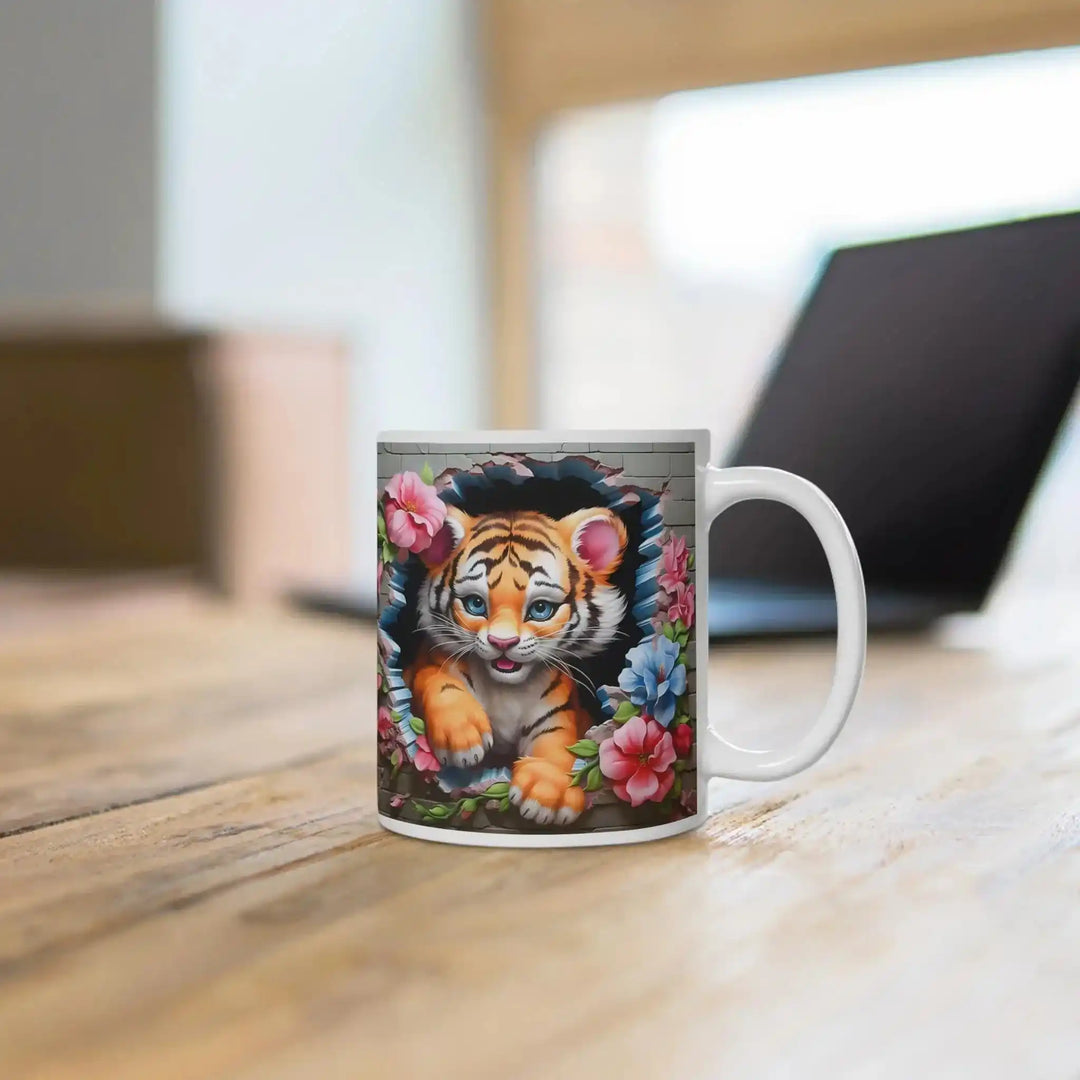 Tiger-Becher auf Holztisch mit verschwommenem Laptop im Hintergrund, Lifestyle-Aufnahme